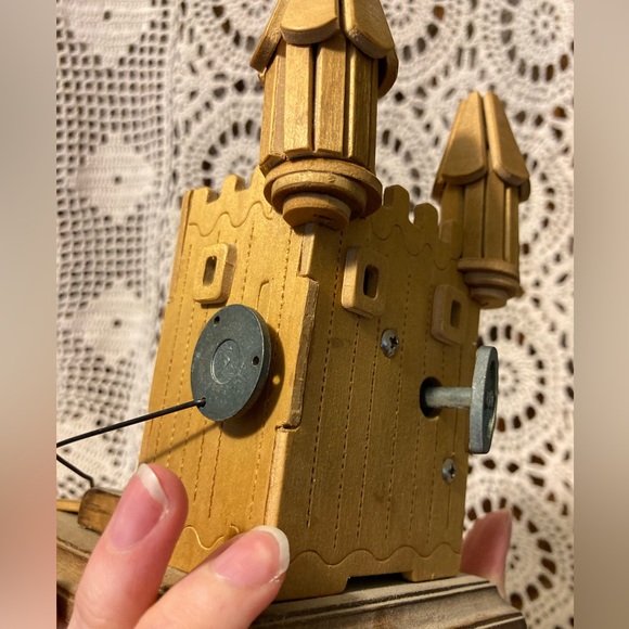 Vintage Camelot Castle Music Box - Picture 10 of 17